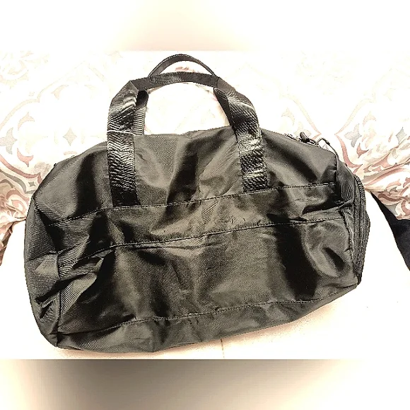 Halara gym duffle bag with adjustable strap, new - Picture 9 of 14